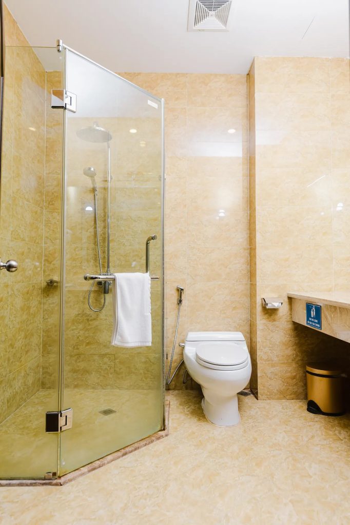 Phòng tắm vách kính phòng Deluxe