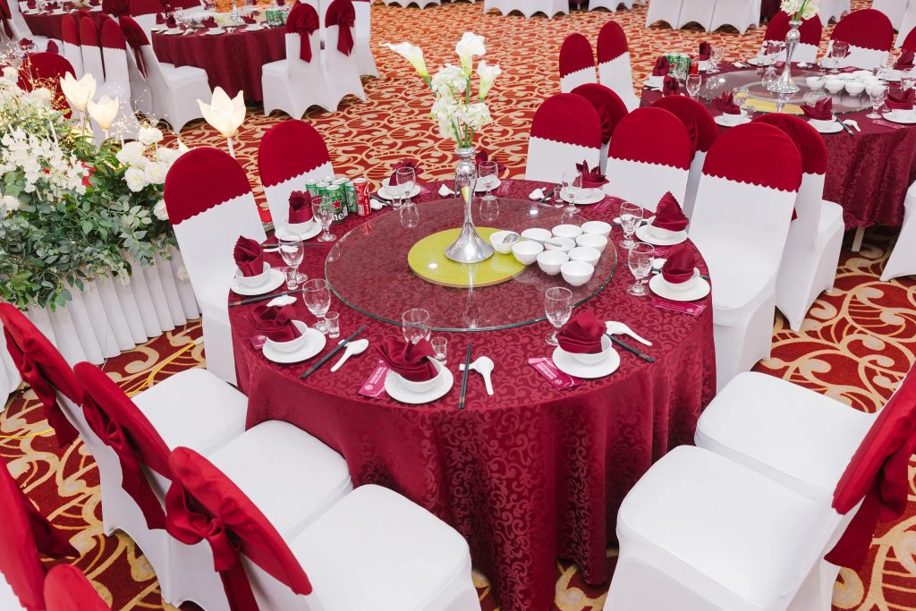 Bàn tiệc phủ khăn đỏ tại Royal Palace Hall