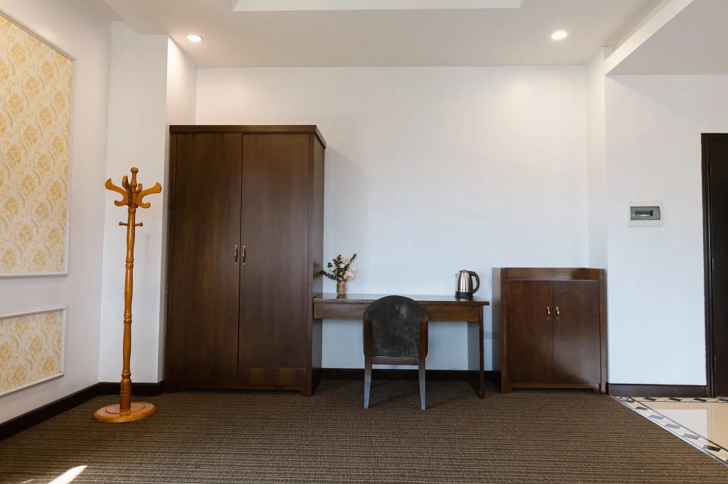 Góc làm việc trong Royal Family Suite