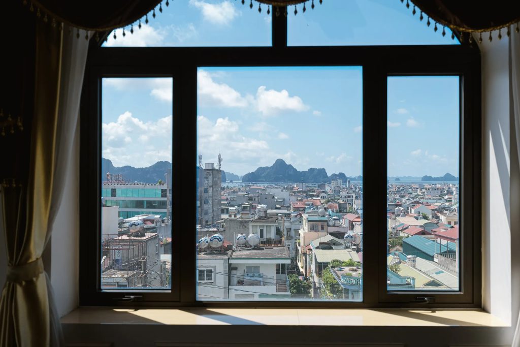 Thành phố Cẩm Phả và núi đá vôi nhìn từ Royal Family Suite