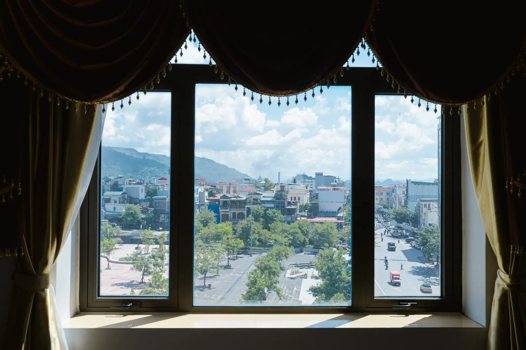 Tầm nhìn ra đại lộ và núi từ Royal Family Suite